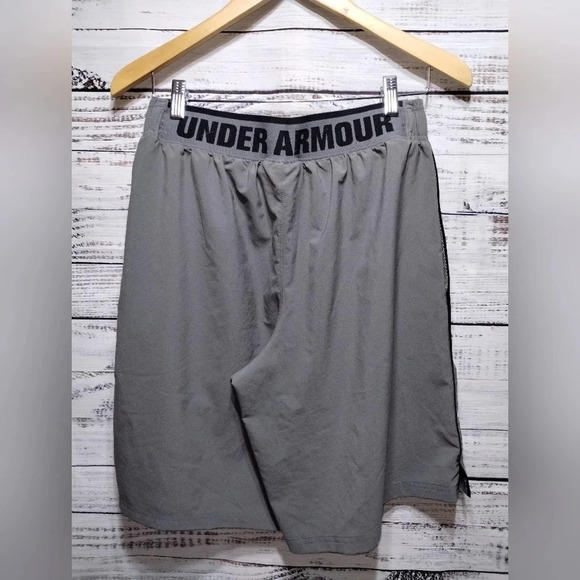 Under Armour Loose Shorts in Gray and Black size Medium Athletic Athleisure - Picture 5 of 5